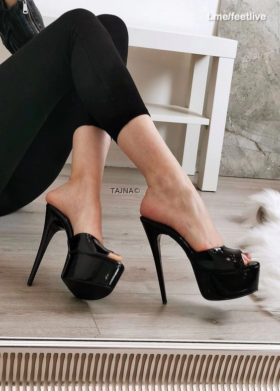 Девушки в сабо